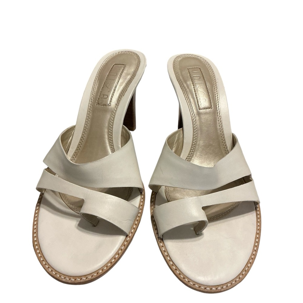 Unisa white leather sandals size 6.5 M‎